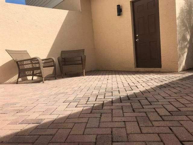 141 E Thatch Palm Circle, Jupiter, FL 33458