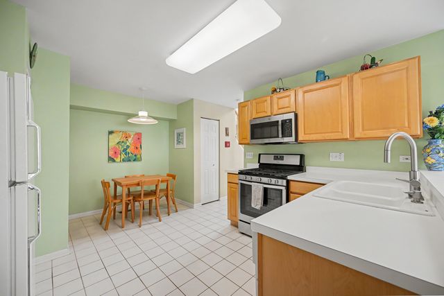 2298 Woodside Drive, Carpentersville, IL 60110