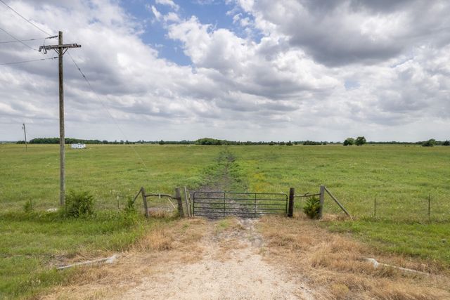 325 Fm 1566 W, Wolfe City, TX 75496
