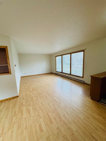 1412 7th St. SW, Minot, ND 58701