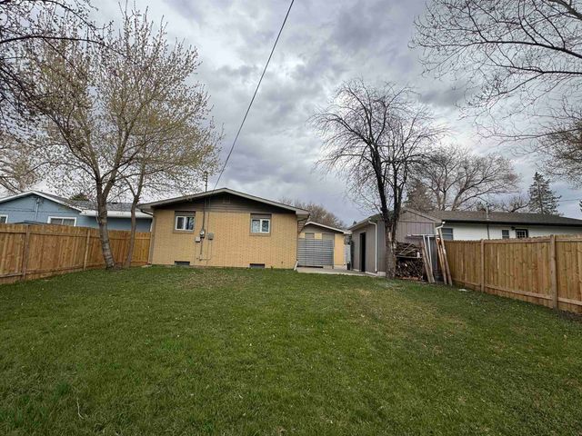 1412 7th St. SW, Minot, ND 58701
