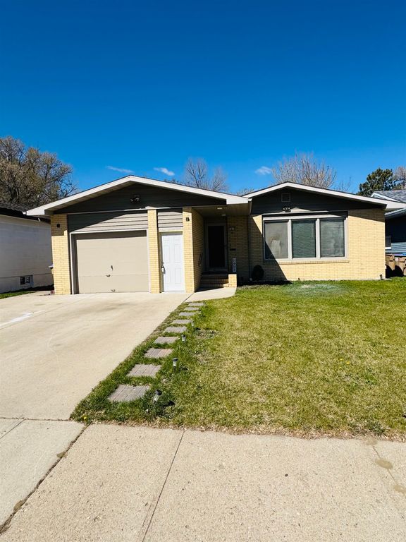 1412 7th St. SW, Minot, ND 58701