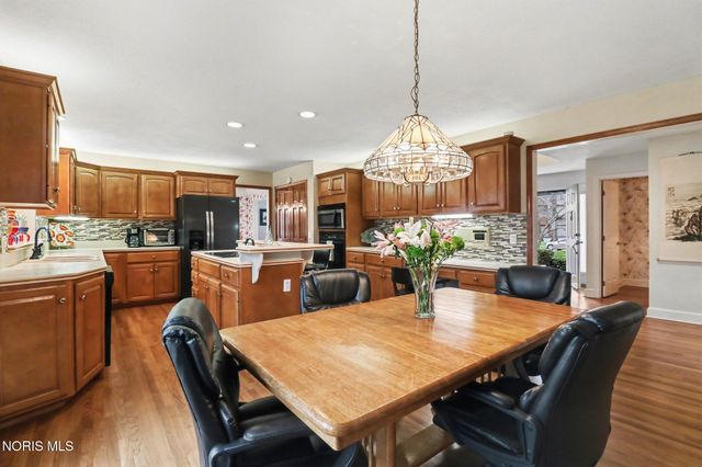 8563 Royal Lythan Lane, Holland, OH 43528