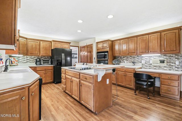 8563 Royal Lythan Lane, Holland, OH 43528