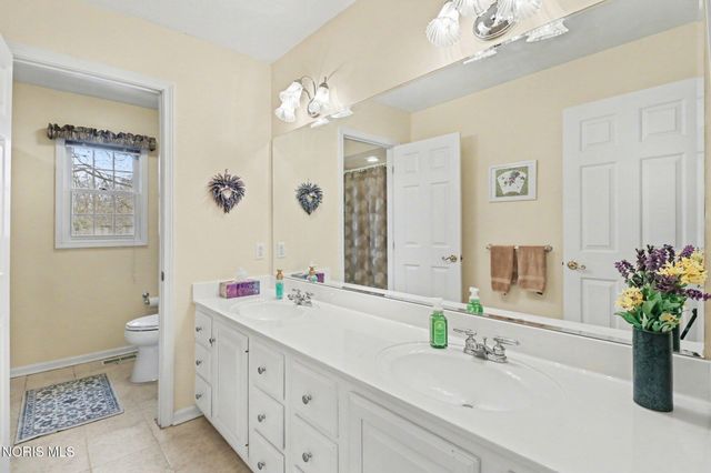 8563 Royal Lythan Lane, Holland, OH 43528