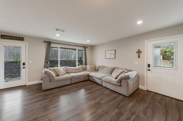 487 Sunlight Dr, Diamond Springs, CA 95619