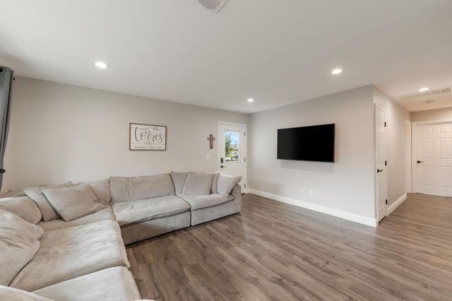 487 Sunlight Dr, Diamond Springs, CA 95619