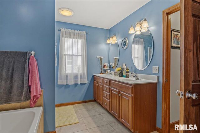 316 Newcombe Lane, Chatham, IL 62629