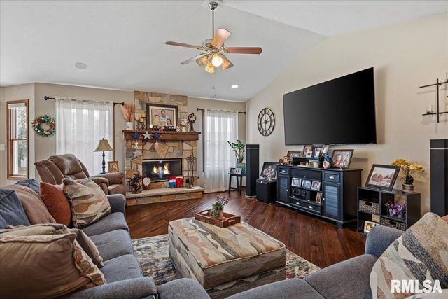 316 Newcombe Lane, Chatham, IL 62629
