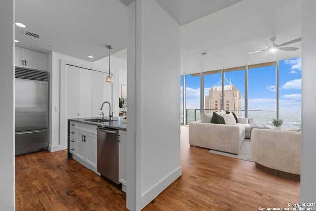 610 E Market St Unit 3110, San Antonio, TX 78205