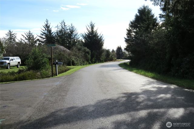 905 Wawona Avenue SW, Ocean Shores, WA 98569