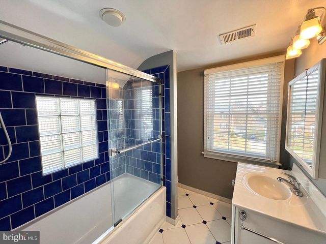 1010 N KENTUCKY ST, Arlington, VA 22205