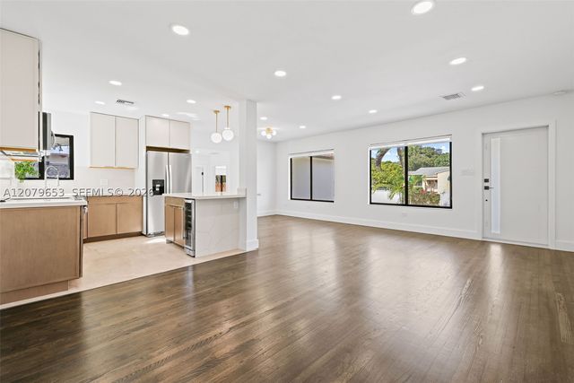 912 NE 82nd St, Miami, FL 33138
