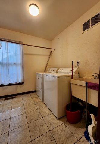 274 Falling Leaves Court, Creve Coeur, MO 63141