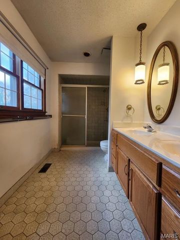 274 Falling Leaves Court, Creve Coeur, MO 63141