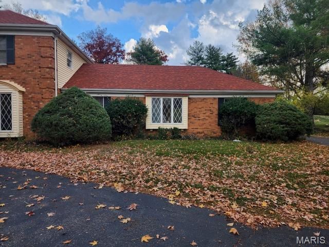 274 Falling Leaves Court, Creve Coeur, MO 63141