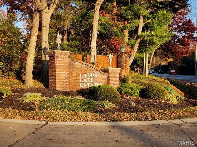 274 Falling Leaves Court, Creve Coeur, MO 63141