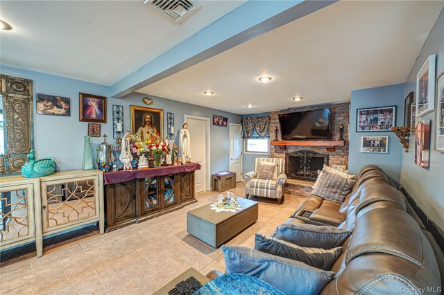 37 W 10th Street, Deer Park, NY 11729