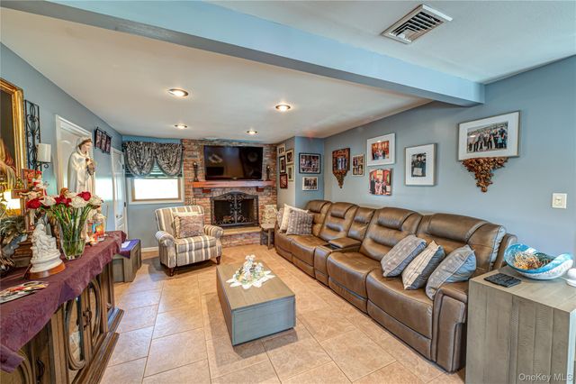 37 W 10th Street, Deer Park, NY 11729