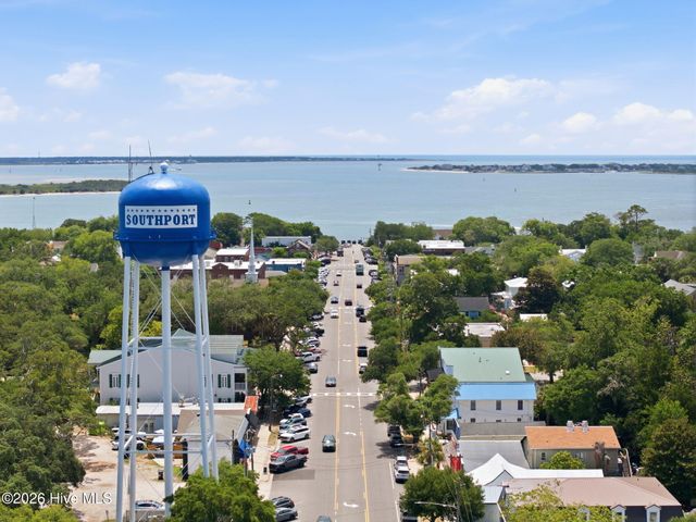 1015 N Caswell Avenue, Southport, NC 28461