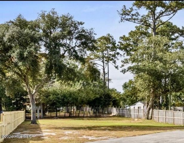 1015 N Caswell Avenue, Southport, NC 28461