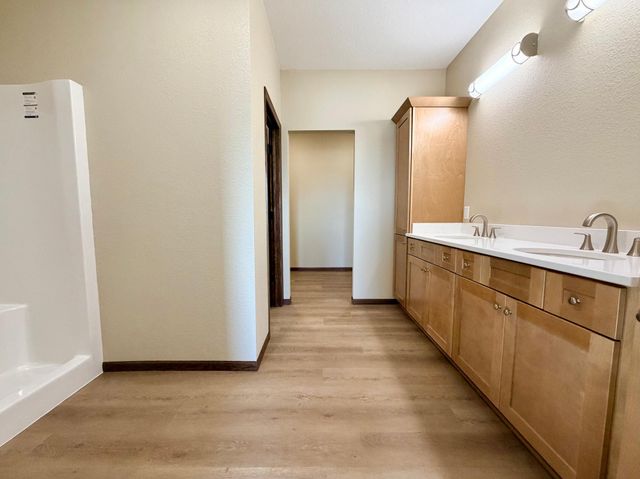 2555 Sutherland Dr, Worthington, MN 56187