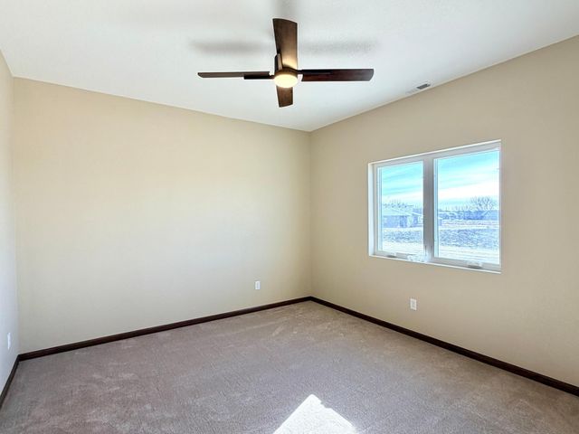 2555 Sutherland Dr, Worthington, MN 56187