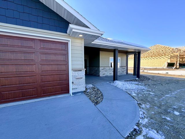 2555 Sutherland Dr, Worthington, MN 56187