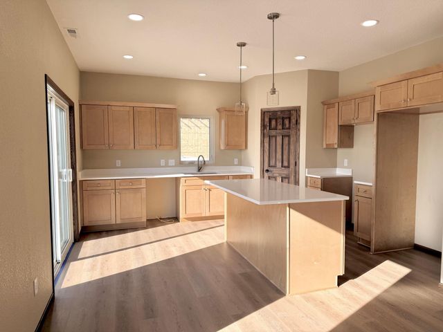 2555 Sutherland Dr, Worthington, MN 56187