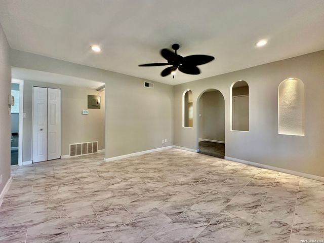 214 BASSWOOD DR, San Antonio, TX 78213