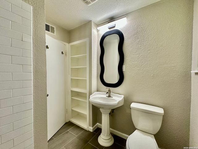 214 BASSWOOD DR, San Antonio, TX 78213