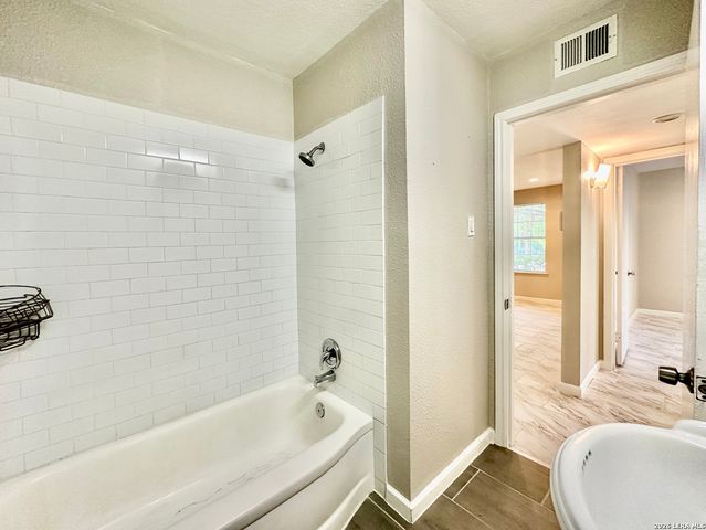 214 BASSWOOD DR, San Antonio, TX 78213
