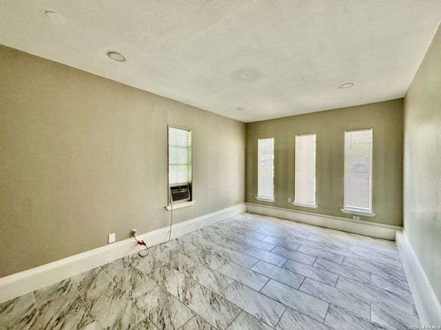 214 BASSWOOD DR, San Antonio, TX 78213