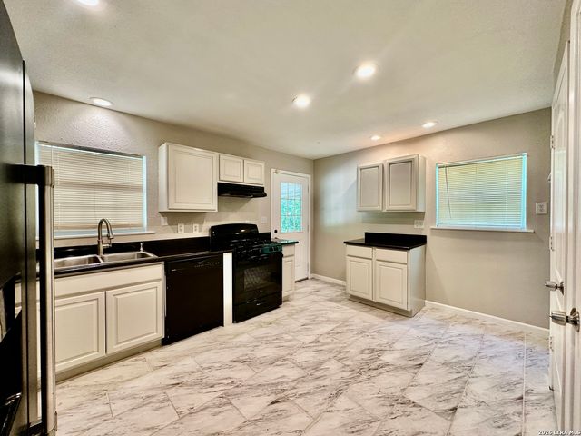 214 BASSWOOD DR, San Antonio, TX 78213