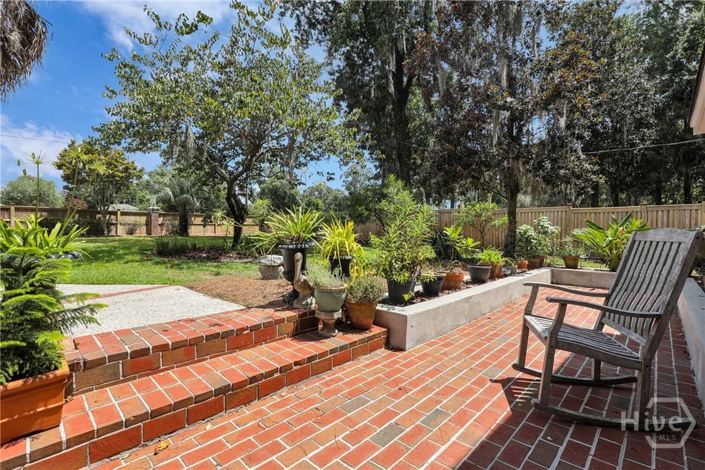 Image 5 of property listing at 8815 Whitefield, Savannah, GA 31406