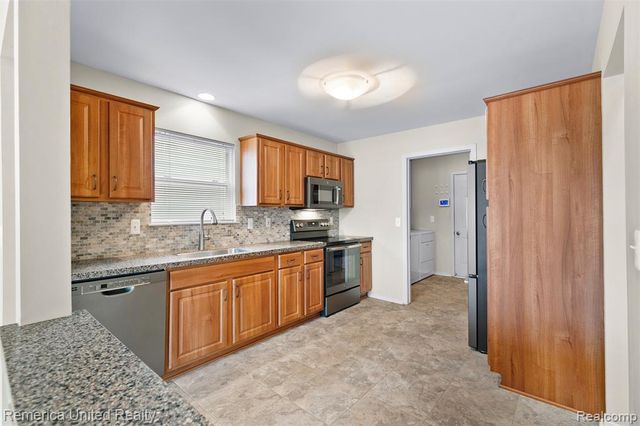 450 Berry Lake Drive, Commerce Twp, MI 48390