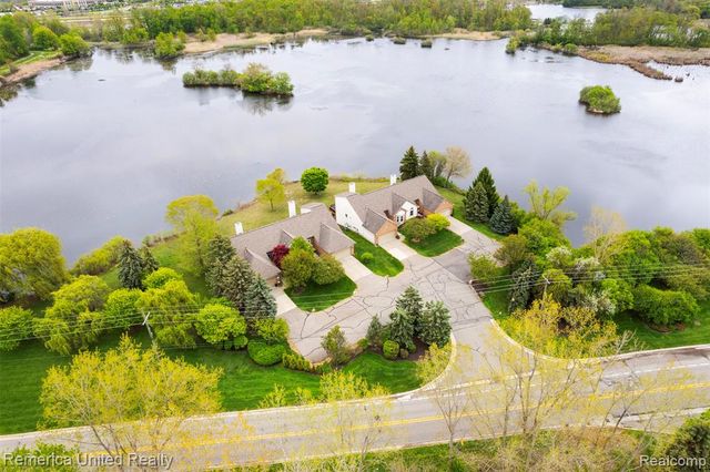 450 Berry Lake Drive, Commerce Twp, MI 48390