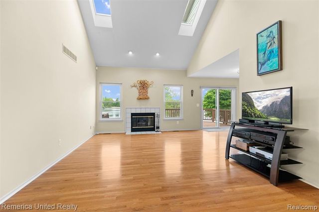 450 Berry Lake Drive, Commerce Twp, MI 48390