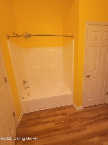 10507 Waycross Ave, Louisville, KY 40229