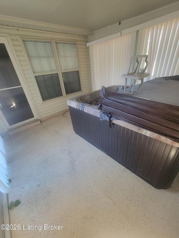 10507 Waycross Ave, Louisville, KY 40229