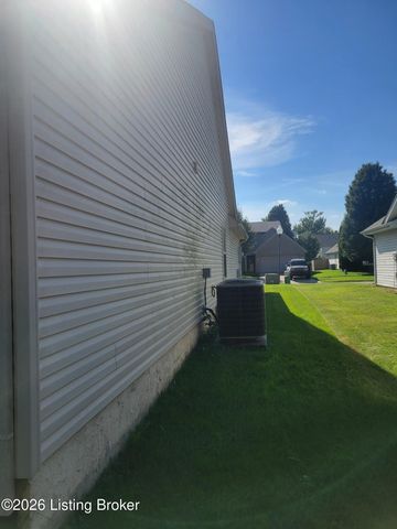 10507 Waycross Ave, Louisville, KY 40229