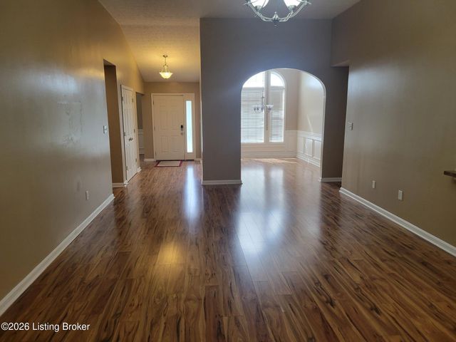 10507 Waycross Ave, Louisville, KY 40229