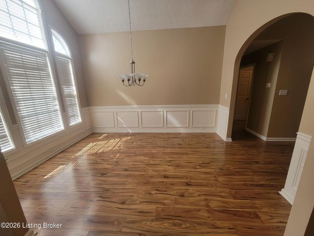 10507 Waycross Ave, Louisville, KY 40229