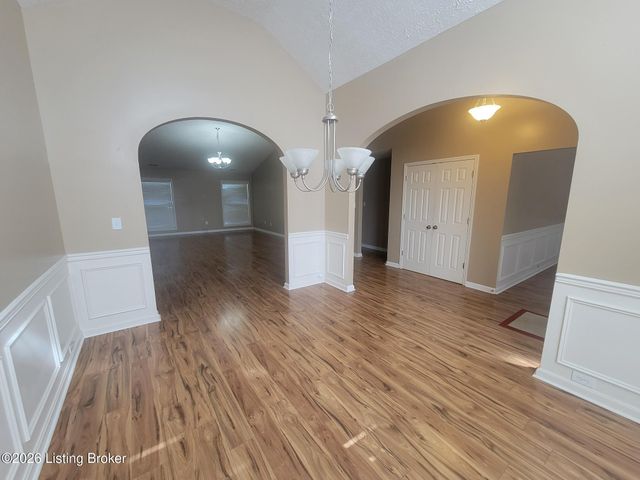 10507 Waycross Ave, Louisville, KY 40229