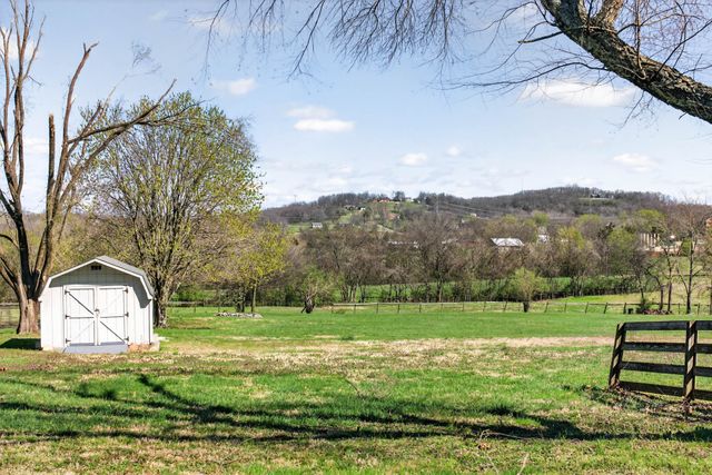 1610 Stop 30 Rd, Hendersonville, TN 37075