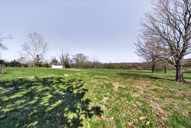 1610 Stop 30 Rd, Hendersonville, TN 37075