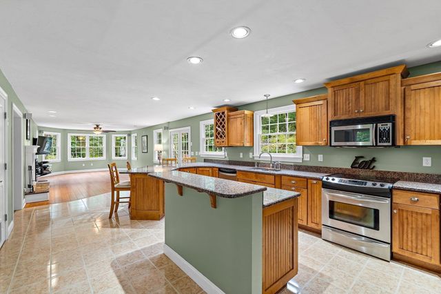 208 Sw Main St, Douglas, MA 01516