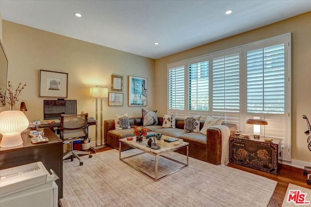 148 S Crescent Drive 101, Beverly Hills, CA 90212