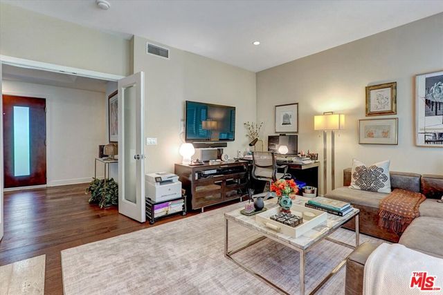 148 S Crescent Drive 101, Beverly Hills, CA 90212