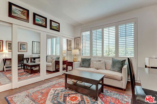 148 S Crescent Drive 101, Beverly Hills, CA 90212